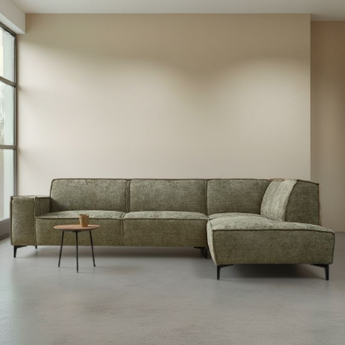 Sfeerafbeelding bankstel River in het groen en Ottoman rechts. 