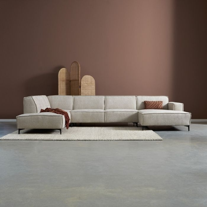 Sfeerafbeelding hoekbank River, ottoman links en chaise longue rechts. 