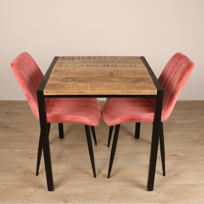 Horeca tafeltje met twee roze eetstoelen en zwart metalen poten. 