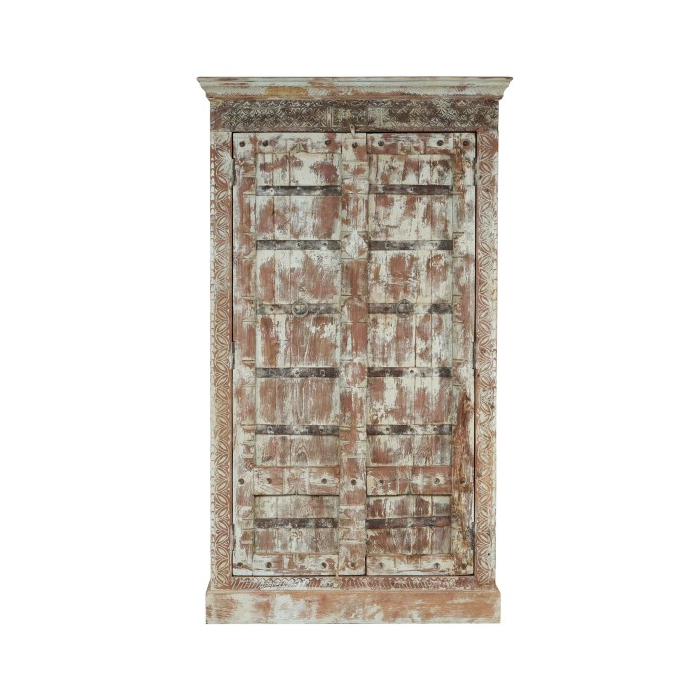 Grote Indiase kast met oude deuren.