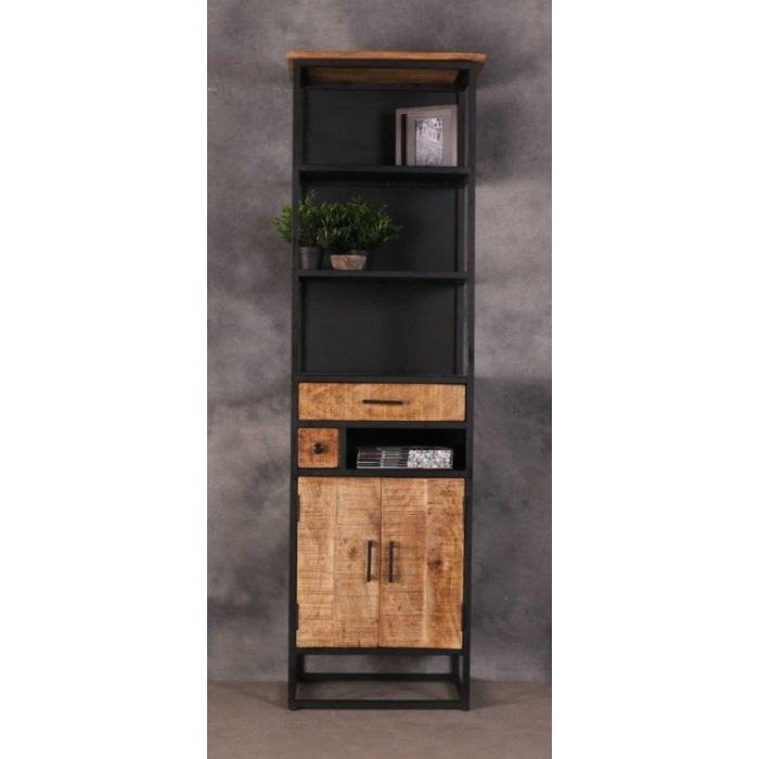 Industriële kast smal gecombineerd met zwart staal. Kast bevat twee deurtjes, twee lades, één klein open vak en drie grotere open vakken.