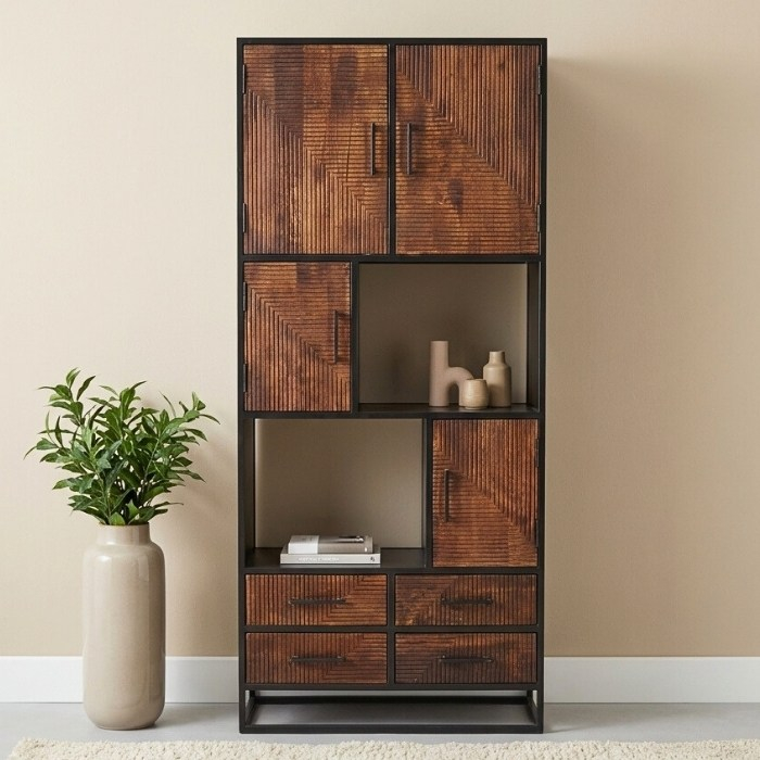 Wandkast bruin met staal