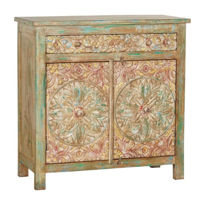 Klein kastje met veel kleur en houtsnijwerk.