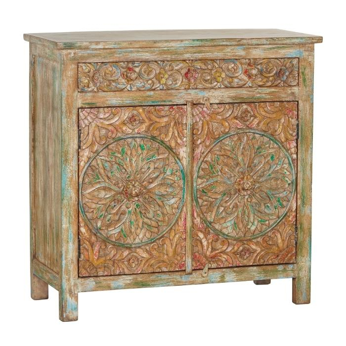 Klein kastje met veel kleur en houtsnijwerk.