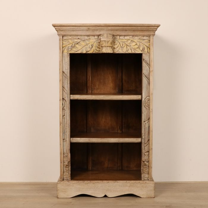 Boekenkastje met open vakken.