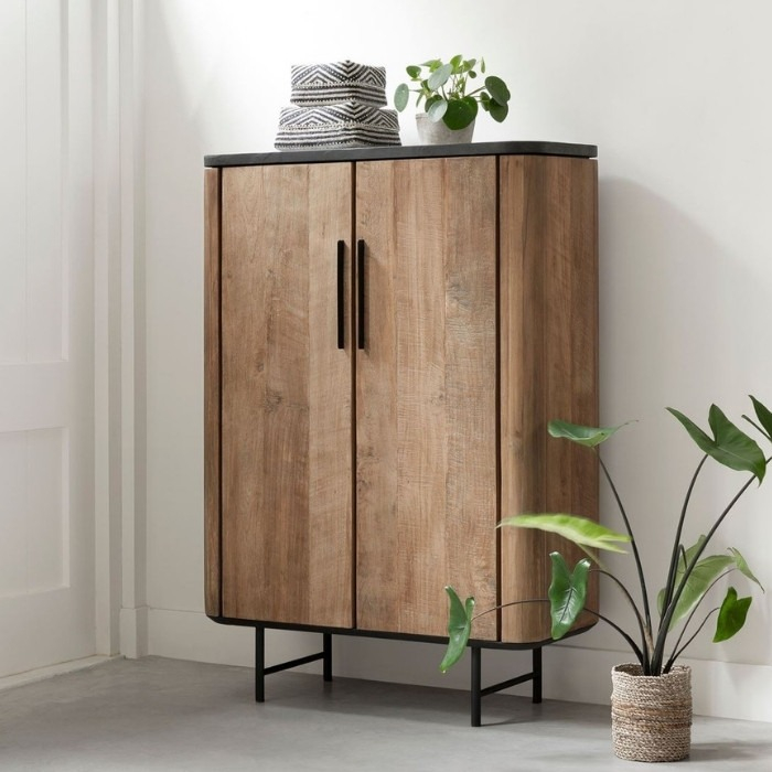 Opbergkast van teakhout met twee deuren.