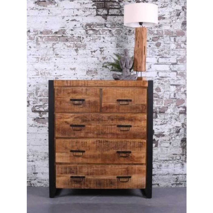 Ladekast mangohout. Deze ladekast is gemaakt van mangohout in combinatie met zwart staal. De ladekast heeft vijf lades.