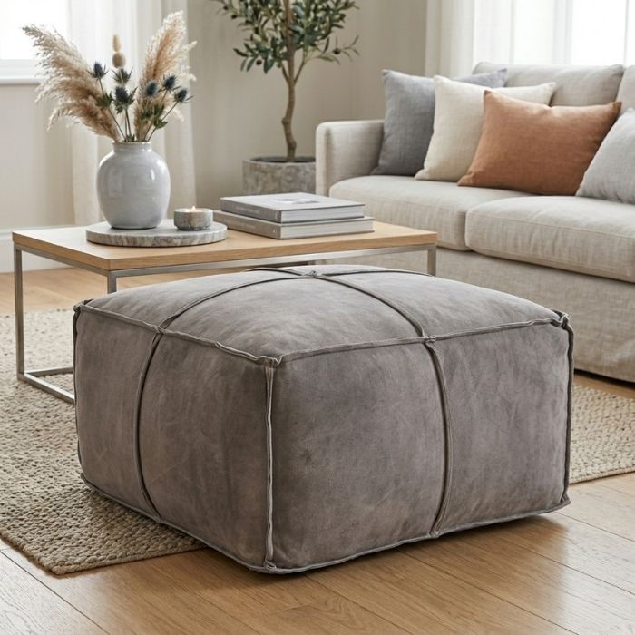 Lederen poef vierkant en 75 cm breed.