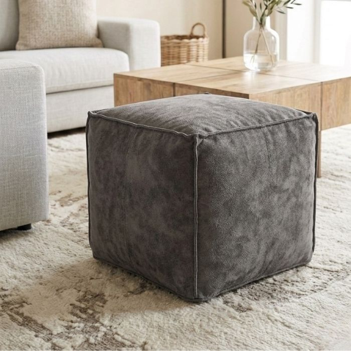 Poef in de kleur donkergrijs. 