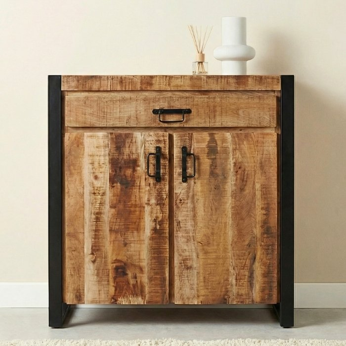 Klein kastje van mangohout met lade en twee deurtjes.