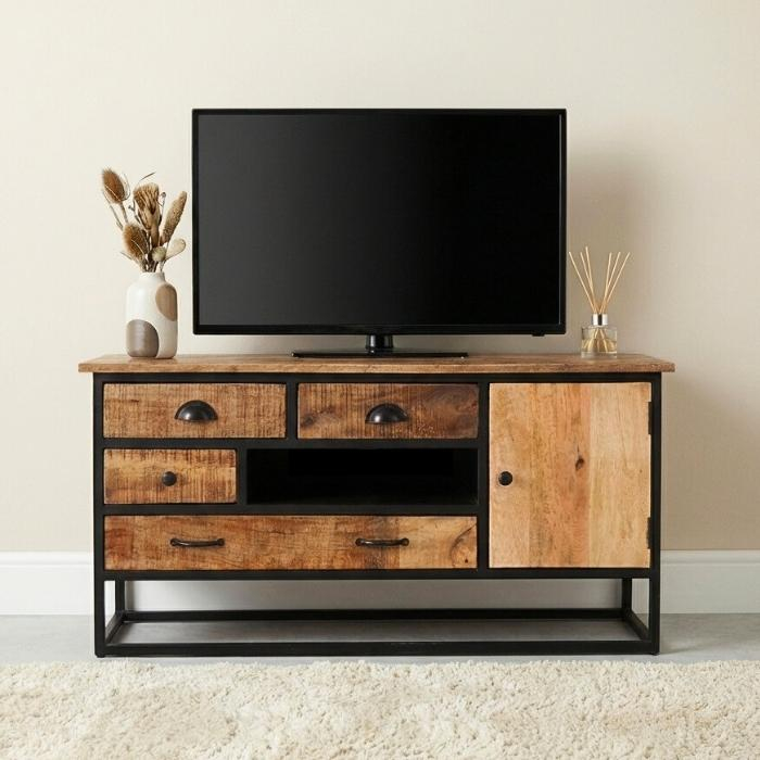 Mangohouten tv meubel industrieel met zwart staal.