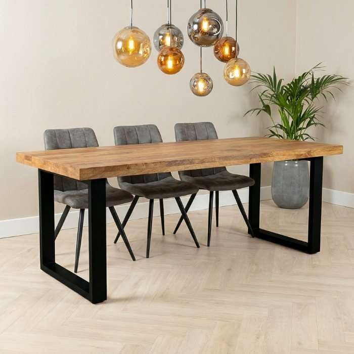 Mangohouten eettafel industrieel met zwart staal.