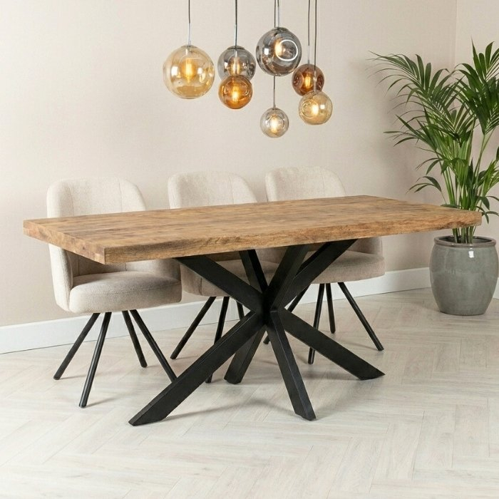 Mangohouten eettafel met zwart stalen spinpoot