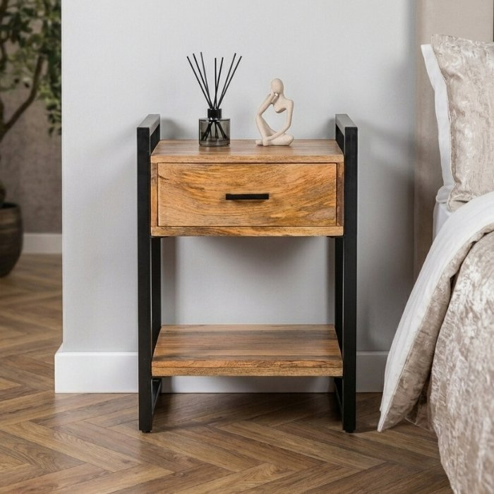 Industrieel nachtkastje van mangohout.