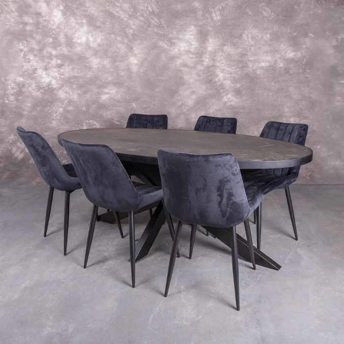 Eettafel ovaal met zes zwarte stoelen.