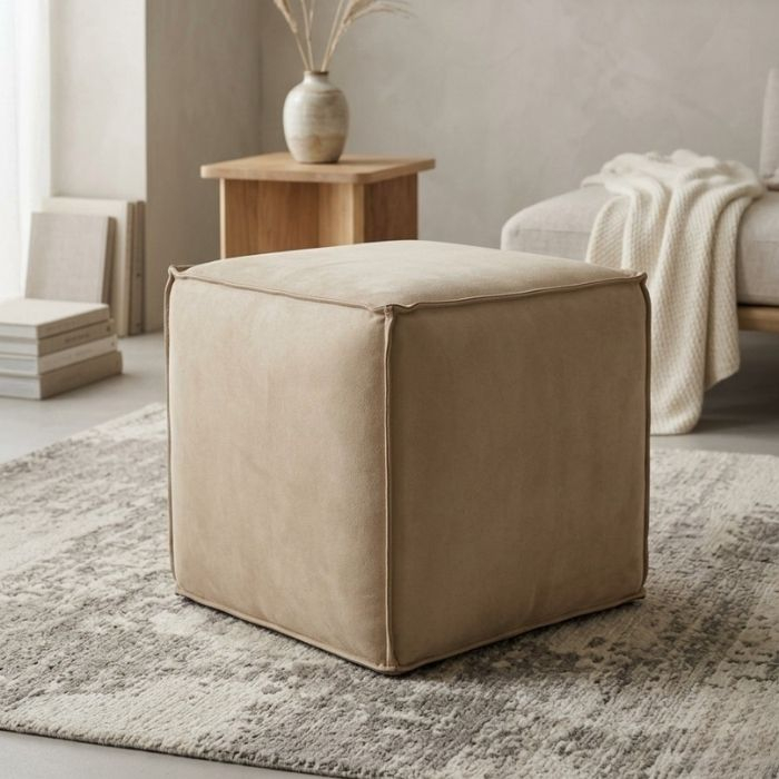 Vierkante poef in leer. 