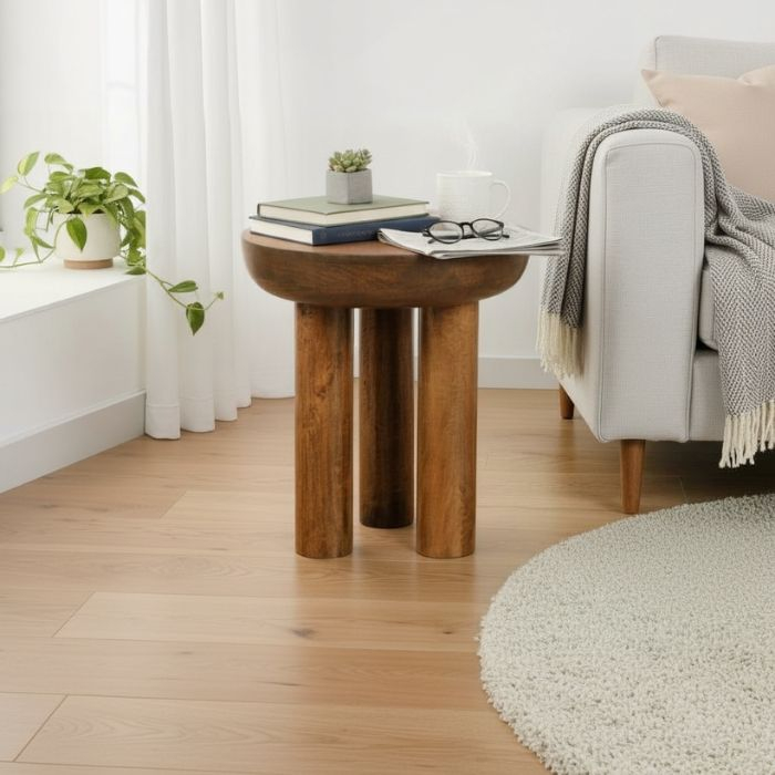 Sfeerafbeelding ronde mangohouten bijzettafeltje 50 cm.