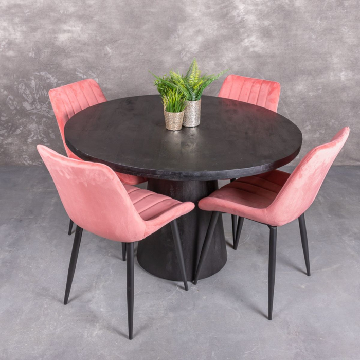 Ronde eettafel zwart met houten ronde poot en vier roze stoelen.