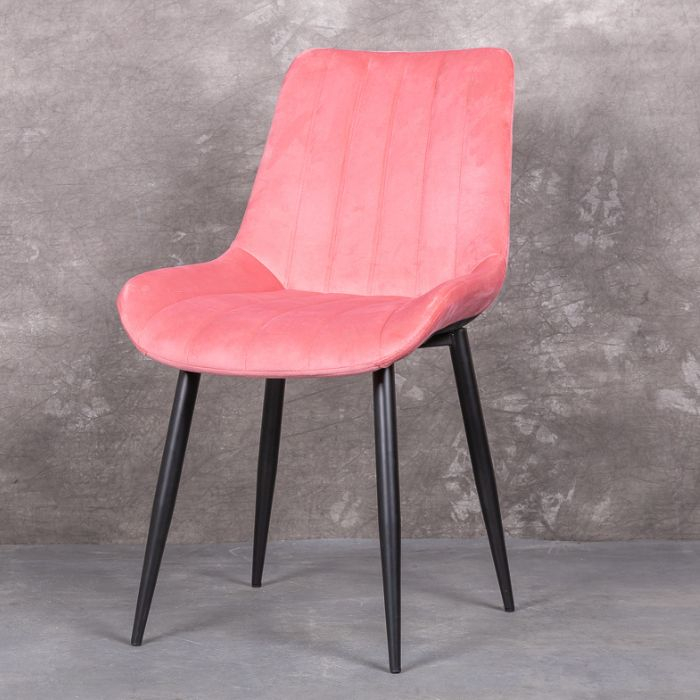 Eetkamerstoel roze met onderstel van zwart staal.