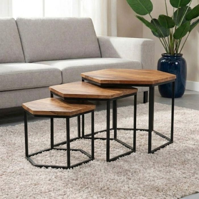 Salontafel set van drie met zwart metalen onderstellen. 