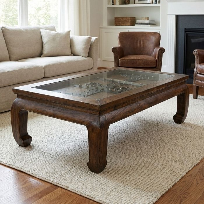 Grote salontafel antiek van hout en glas.