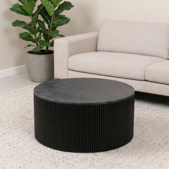 Ronde zwarte salontafel met marmer tafelblad. 
