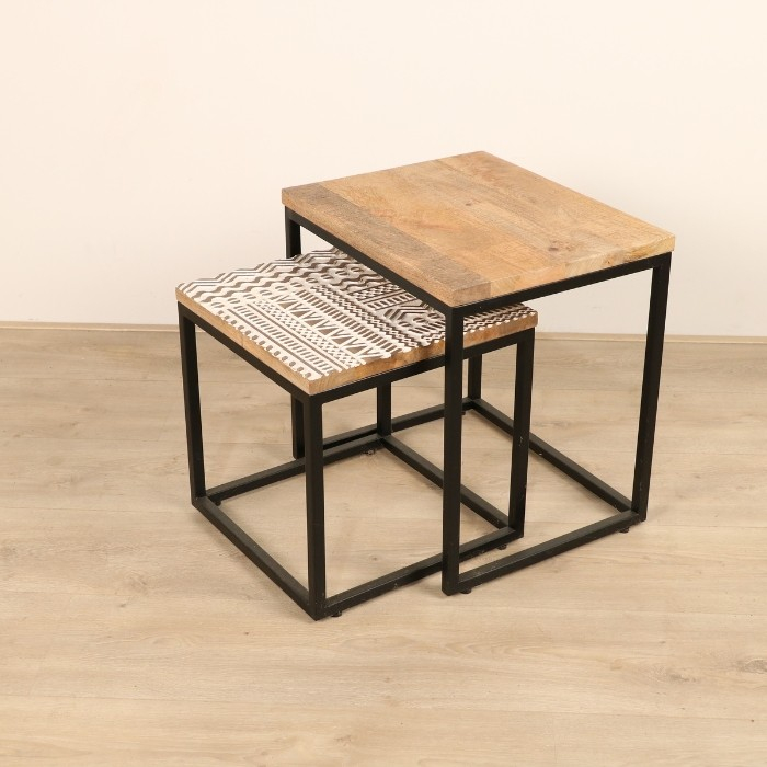 Salontafelset van mangohout met wit tribal design. 