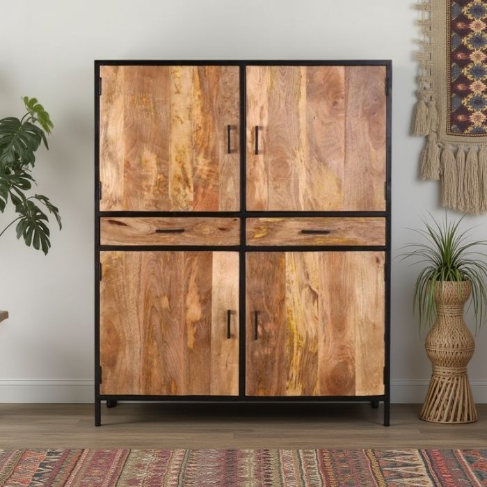 Sfeerafbeelding bergkast van mangohout met vier deuren en twee laden.