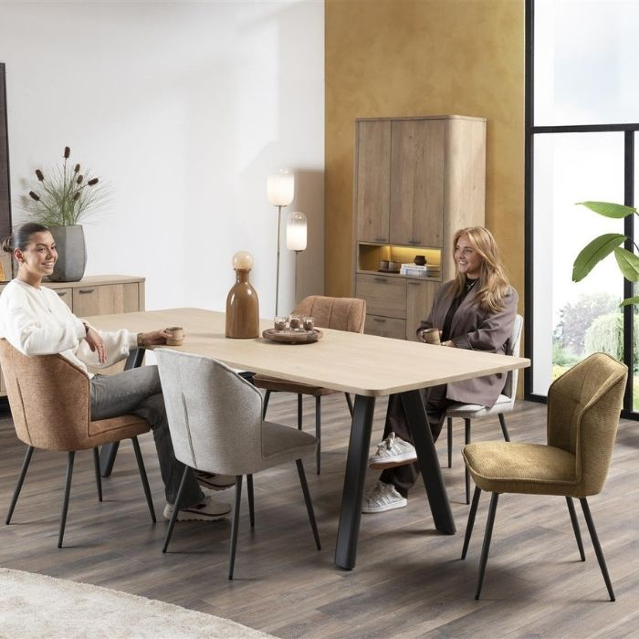 Sfeerafbeelding van de eetkamerstoelen Largo in vier verschillende kleuren. 