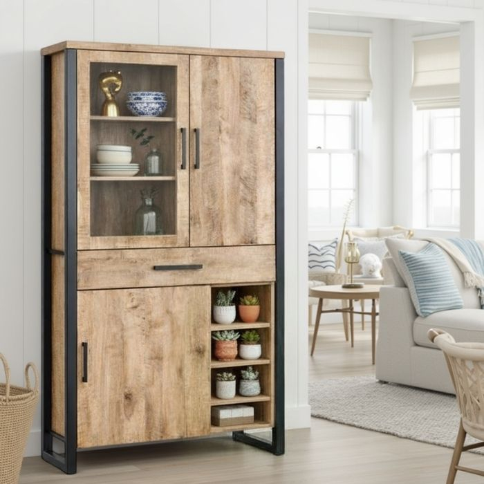 Sfeerafbeelding van vitrinekast groot, mangohout.