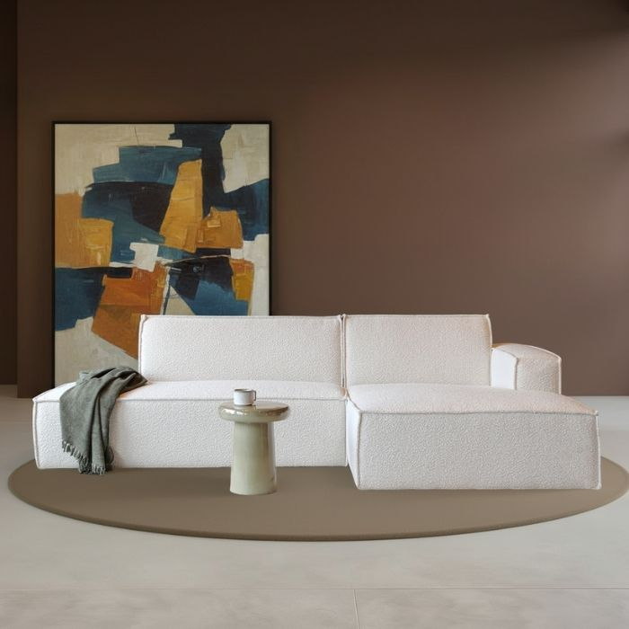 Kleine bank met ligdeel in witte stof