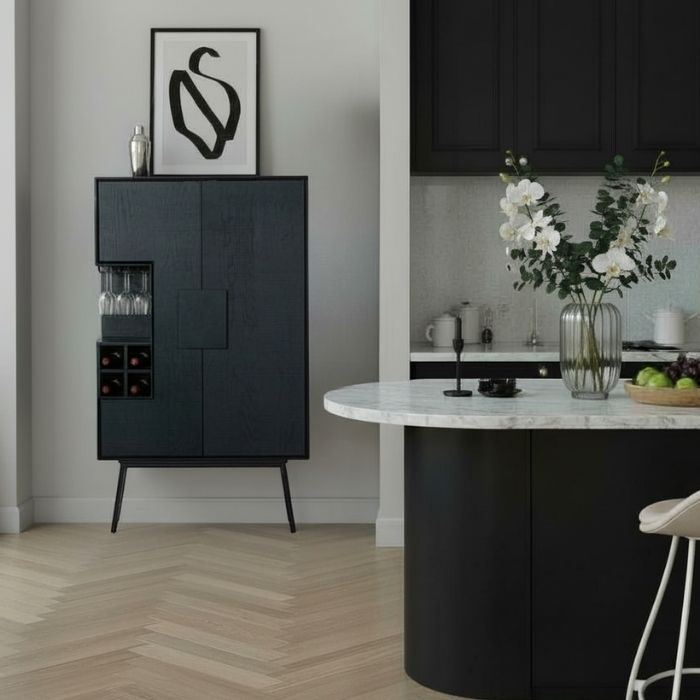 Sfeerafbeelding luxe zwarte kast. Met opbergruimte voor wijnglazen en wijnflessen. 