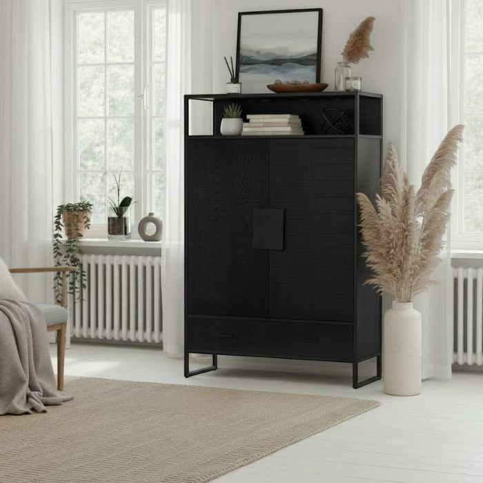 Sfeerafbeelding zwarte wandkast van hout.