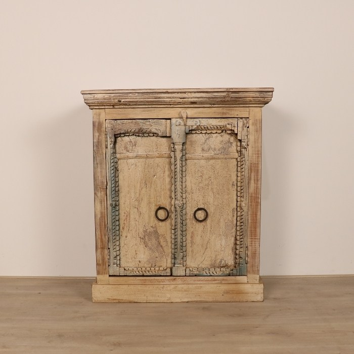Houten kastje met verweerde afwerking en twee deuren, gefotografeerd van voren.