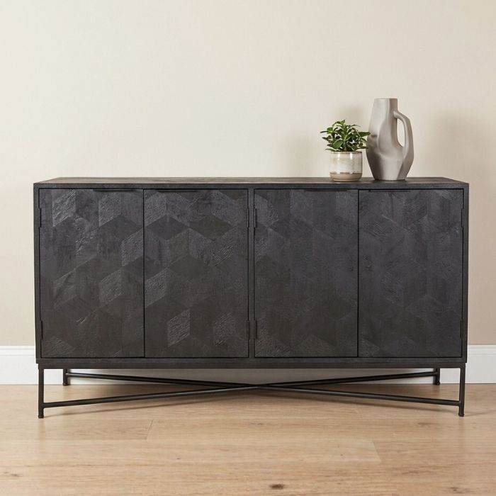 Zwart dressoir 160 cm breed met vier deuren.