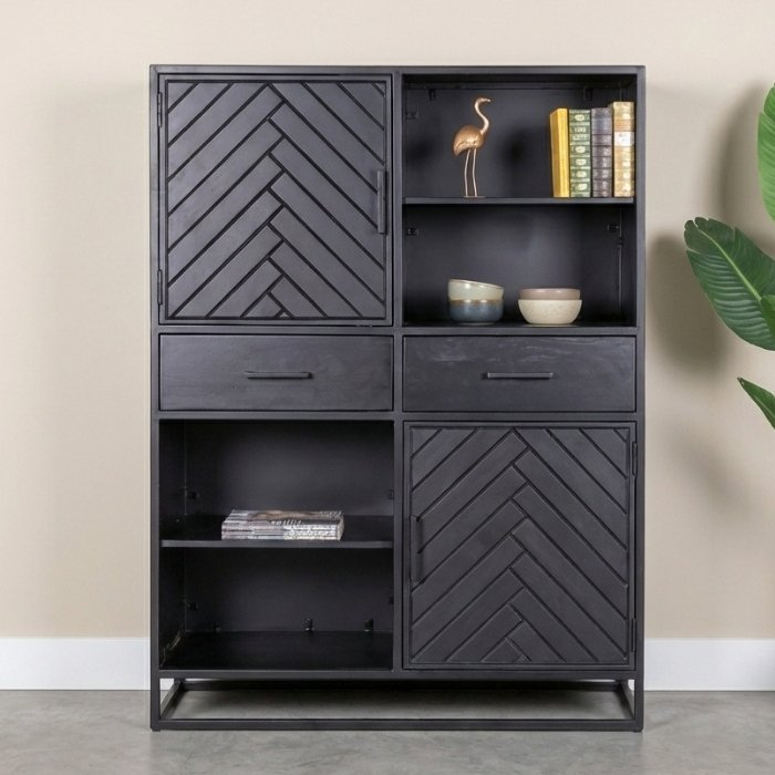 Wandkast zwart met twee visgraat deuren en open vakken.