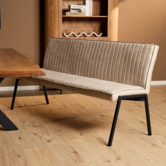 Eetkamerbank Tivoli beige kunstleer 185 cm aan eettafel in sfeervolle eetkamer