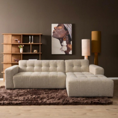 Hoekbank beige met 2,5-zits links en loungedeel rechts in sfeervolle woonkamer