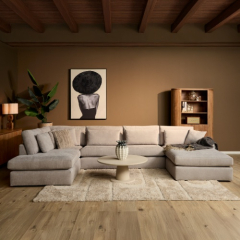 U-bank cementgrijs met divan links en loungedeel rechts in sfeervolle woonkamer