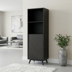 Smalle zwarte Nora boekenkast van 190 cm hoog in een lichte woonkamer