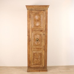 Smalle hoge kast met deur