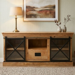 Mangohout dressoir met glazen schuifdeuren 150 cm - sfeerbeeld in woonkamer met lamp en schilderij