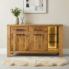 Mangohouten dressoir van 135 cm met ledverlichting recht van voren in een woonkamer
