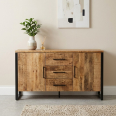 Mangohouten dressoir van 150 cm met zwart metalen frame recht van voren in een woonkamer