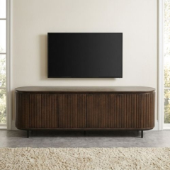 Tv-meubel van walnoot met ronde hoeken, 210 cm, onder een wandgemonteerde televisie in een woonkamer
