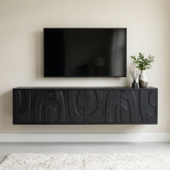 Zwevend tv-meubel zwart hout 180 cm aan de muur onder een televisie