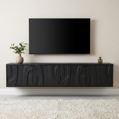 Zwevend tv-meubel zwart hout 210 cm aan de muur onder een grote televisie
